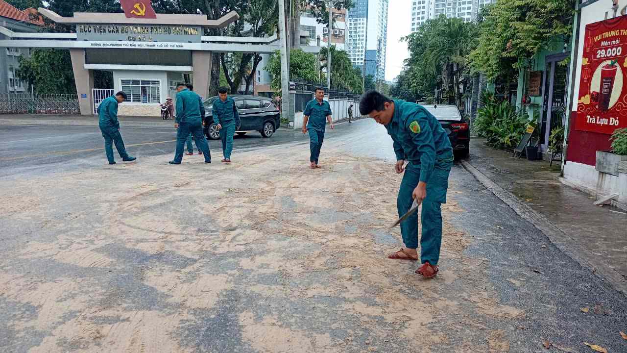 Khu vuc nga ba truong Chinh tri bi nhieu dau do tran tren mat duong. Anh: Dinh Trong
