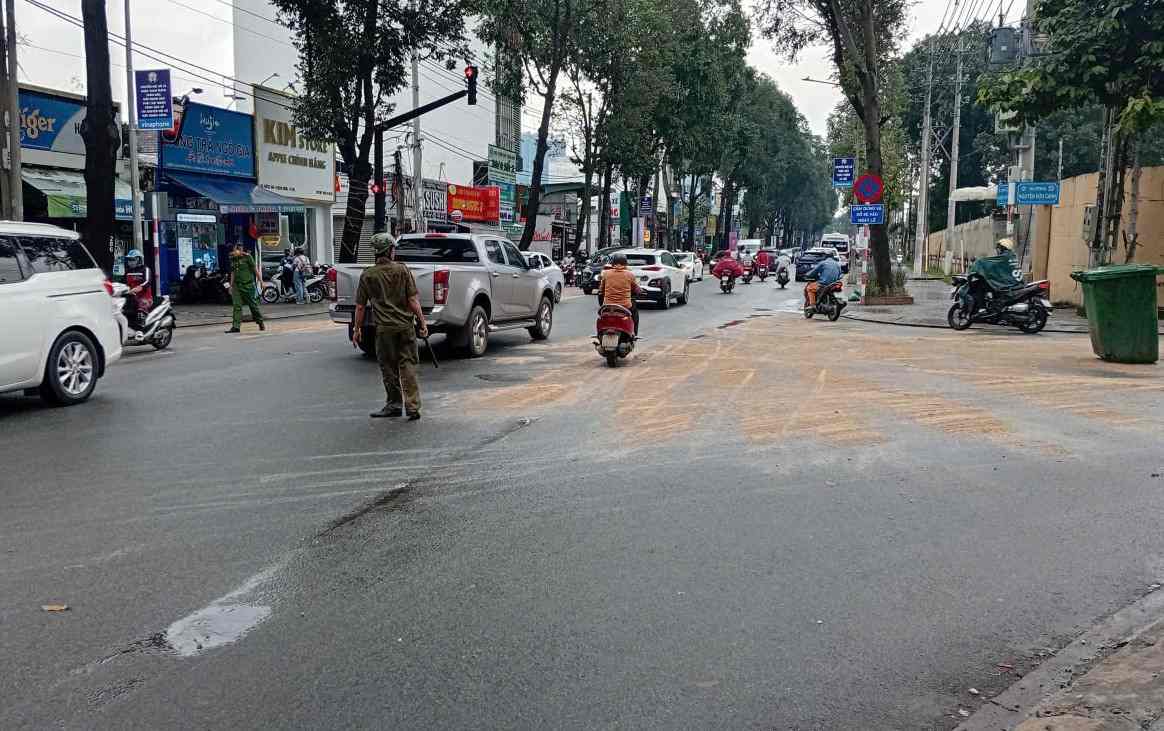 Dau do tran ra duong gay tron truot. Anh: Ho Van