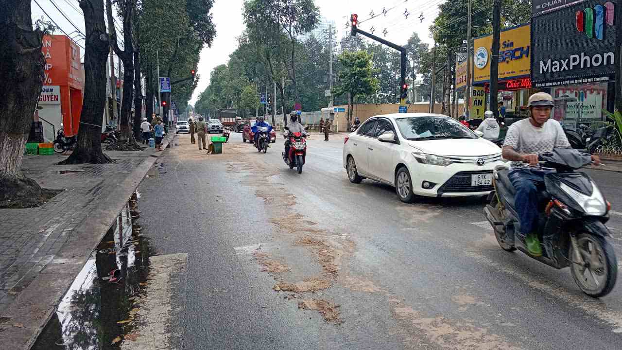 Daily oil on the road causes slippery conditions. Photo: Ho Van