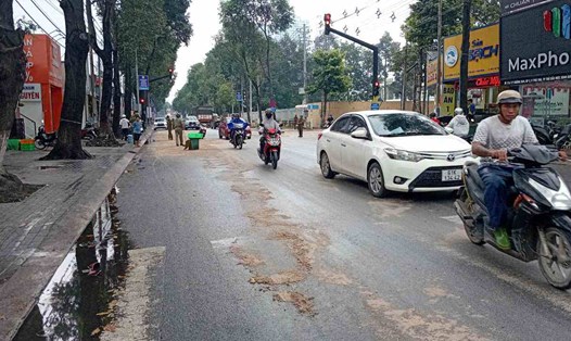 Dầu loang trên mặt đường gây trơn trượt. Ảnh: Hồ Văn