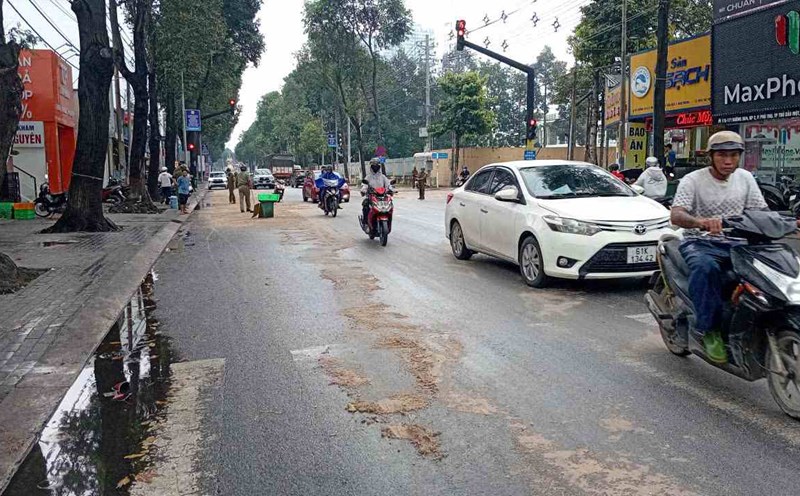 Daily oil on the road causes slippery conditions. Photo: Ho Van