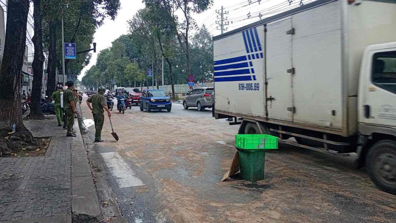 Luc luong chuc nang dang xac minh phuong tien lam dau do tran tren duong.Anh: Ho Van