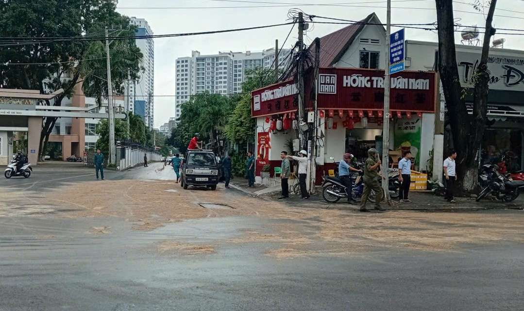 Luc luong chuc nang do cat xuong mat duong de han che tron truot. Anh: Dinh Trong