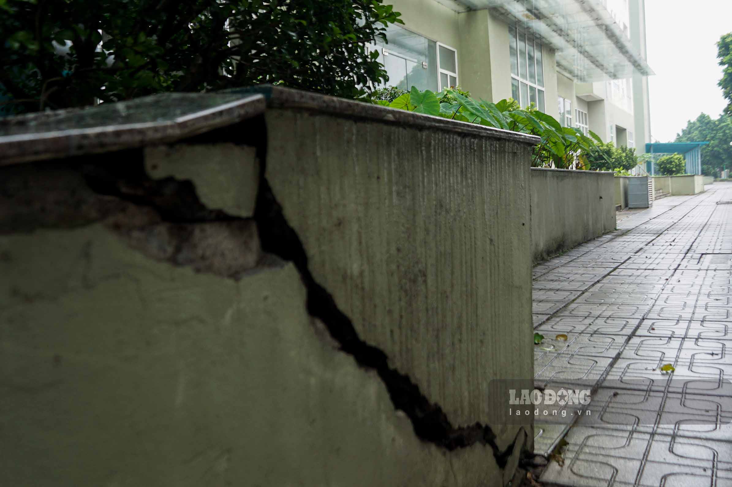Tuy nhien, mot so khu vuc tuong ngoai cong trinh bi bong troc, nut vo do lau ngay chua dua vao su dung.