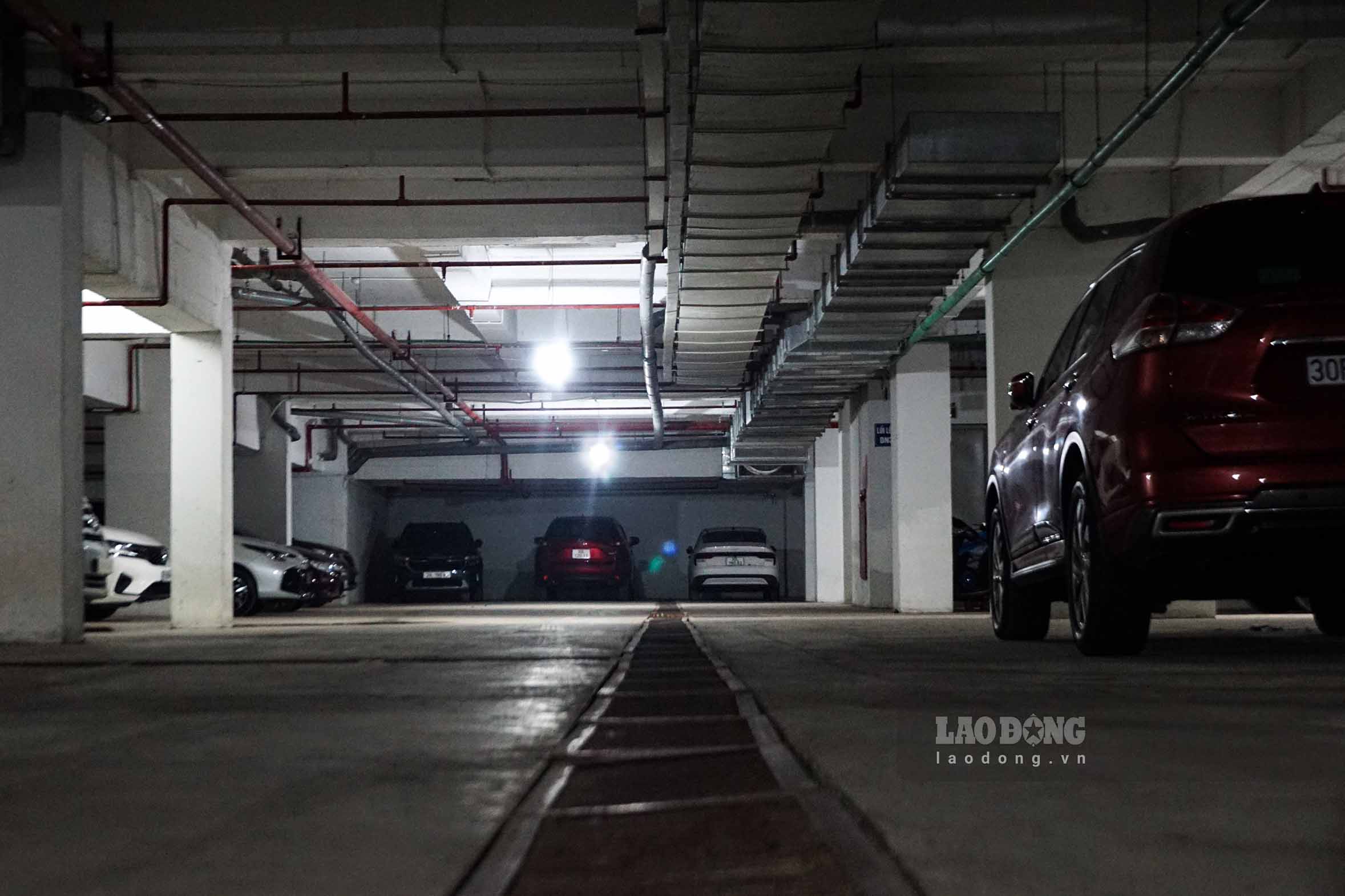 Ham gui xe rong rai nhung chua duoc trang bi he thong tu dong, viec trong giu con thu cong.