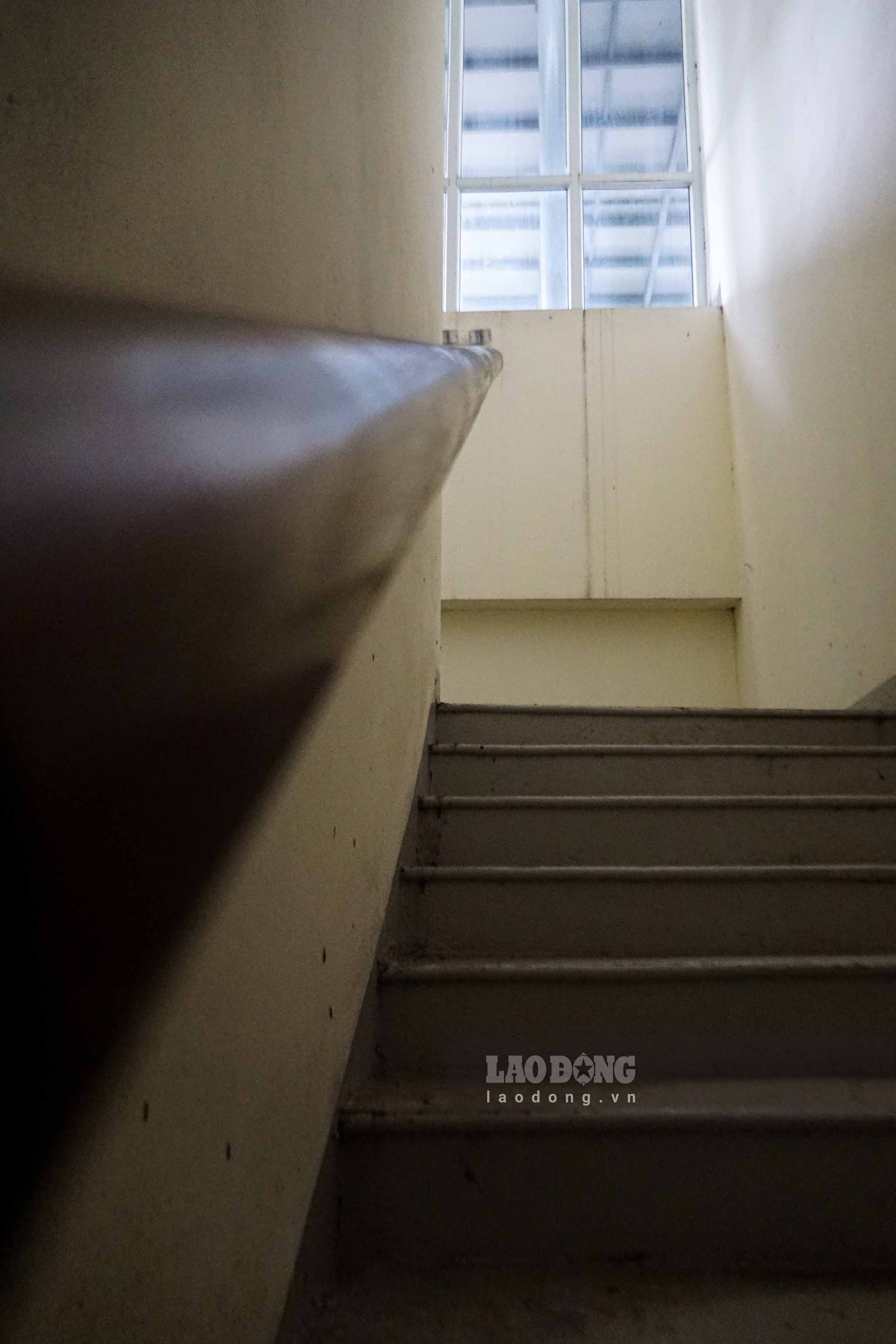 Cau thang bo loi len tang mot khu tai dinh cu.