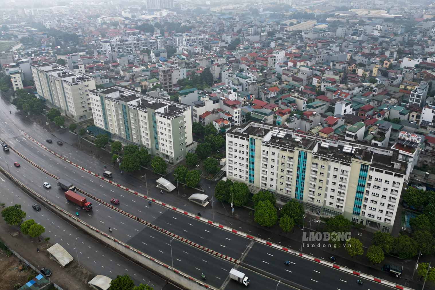 Theo ghi nhan cua Lao Dong, khu tai dinh cu Thuong Thanh toa lac tren duong Ly Son (phuong Viet Hung), nam o mat duong Vanh dai 2, ngay nut giao Ngo Gia Tu - Nguyen Van Cu.