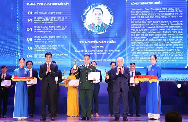 Mr. Do Van Chien - Politburo member, Secretary of the Party Central Committee, Secretary of the Party Committee of the Vietnam Fatherland Front, Central organizations, Chairman of the Central Committee of the Vietnam Fatherland Front presented the Golden Swallow Award to the authors. Photo: Minh Hien