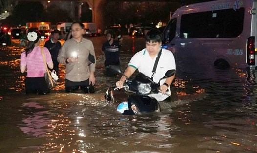 Nhiều tuyến phố ở Hà Nội ngập úng nặng thời gian vừa qua. Ảnh: Sóng Hữu