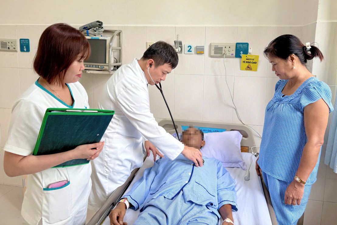 Bac si tham kham benh nhan. Anh: Benh vien cung cap
