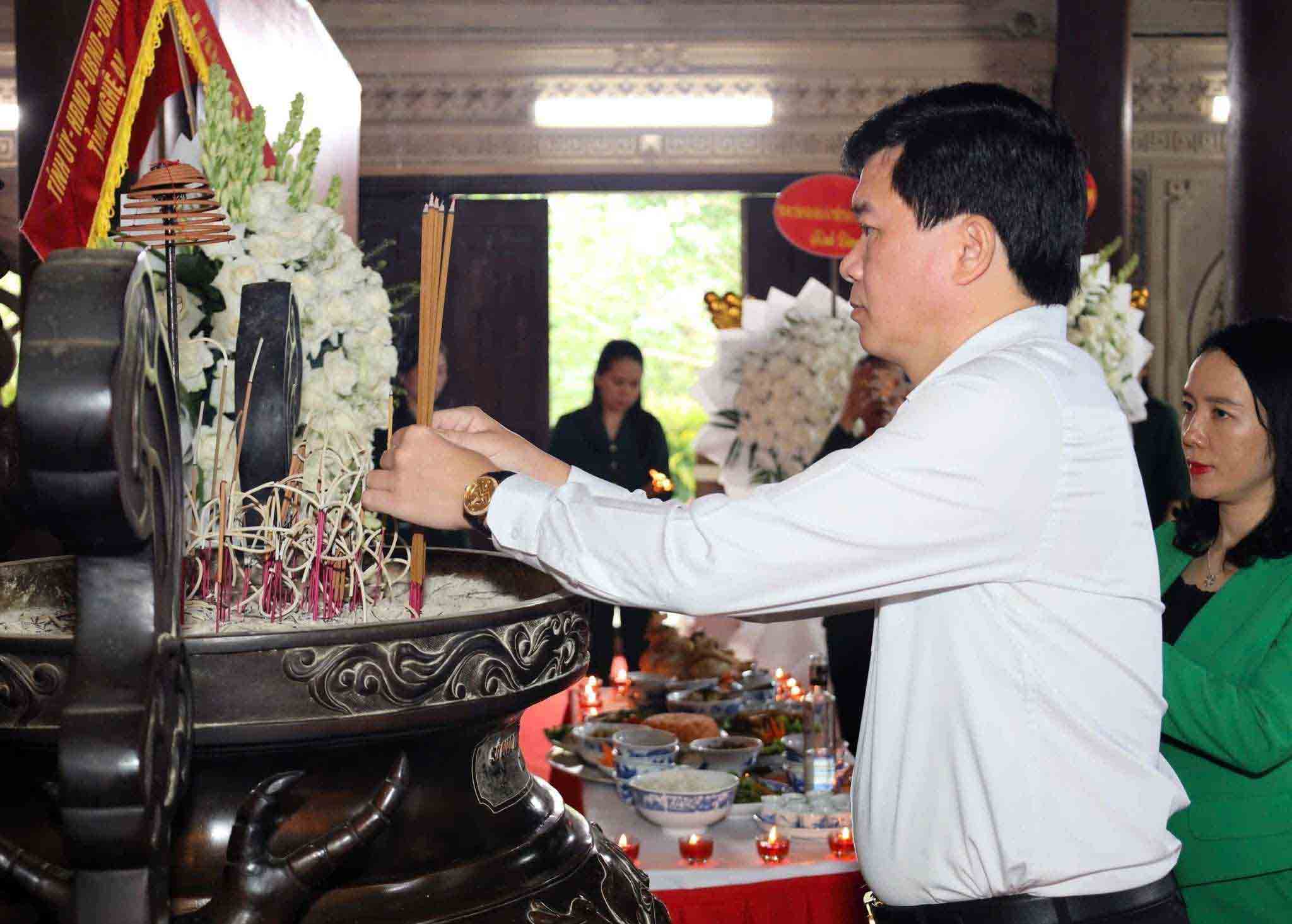 Ong Nguyen Dinh Hung – Uy vien Ban Thuong vu Tinh uy, Pho Chu tich Thuong truc Uy ban MTTQ Viet Nam tinh Nghe An dang huong tuong niem cac anh hung liet si Truong Bon. Anh: Ngoc Anh