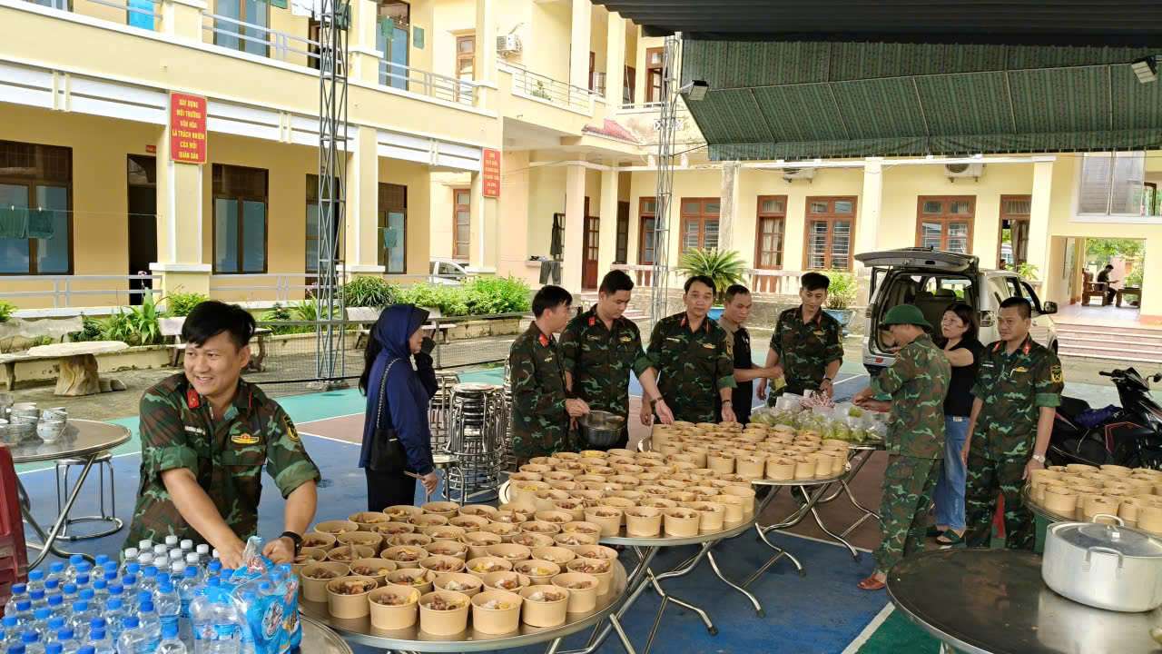 The soldiers of Military Region 5 have just helped people flee floods, relocate landslides, clear roads, and provide timely relief to people in flooded areas of Da Nang. Photo: Quang Hung