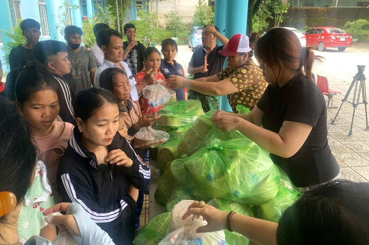 Quan doi - Quan khu 5 ket hop voi Hoi phu nu dia phuong nau com, goi banh chung giup benh nhan, nguoi dan vung lu Da Nang. Anh: Quang Hung
