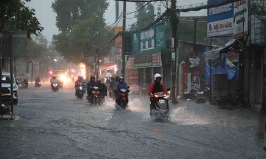 Khu vực Nam Bộ có mưa dông kéo dài. Ảnh: Anh Tú