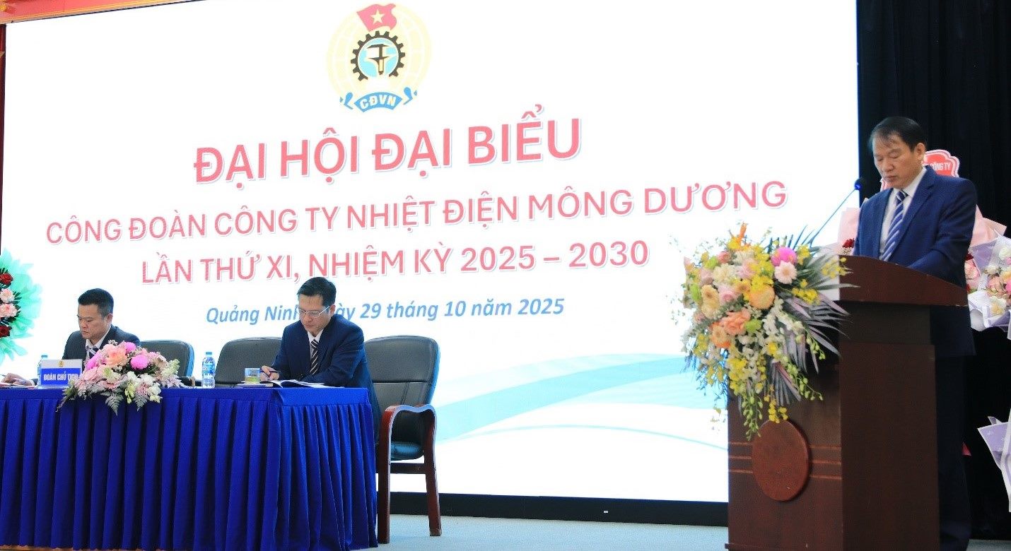 Mr. Pham Van Thap - Chairman of the Trade Union of Mong Duong Thermal Power Company for the 2022 - 2025 term - reported at the Congress. Photo: Lan Anh