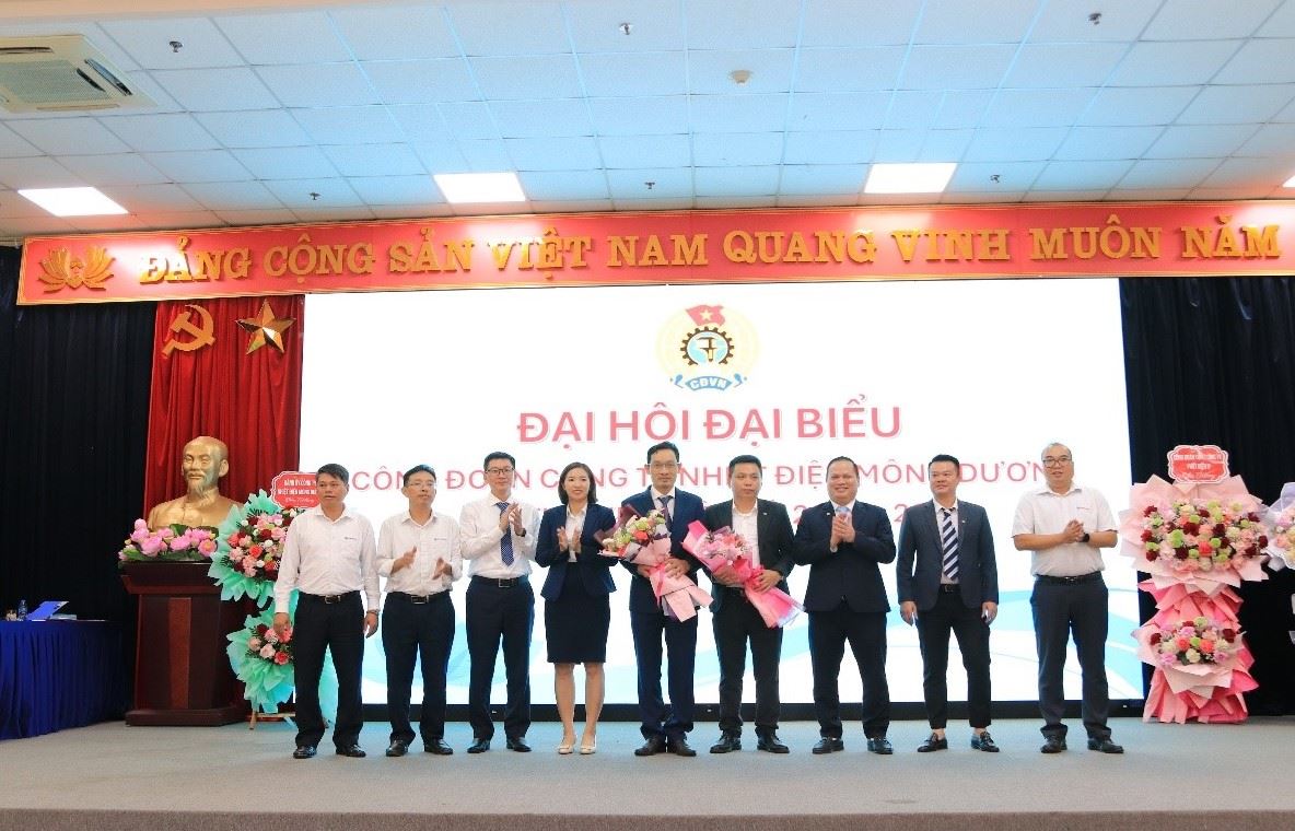 Lanh dao Cong doan cap tren va Giam doc Cong ty Nhiet dien Mong Duong tang hoa chuc mung cho BCH Cong doan nhiem ky 2025- 2030. Anh: Lan Anh