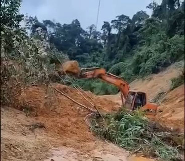 Lo Xo Pass in Da Nang City is still blocked due to landslides at two points, and is currently clearing rocks and soil. Photo: Thanh Tuan