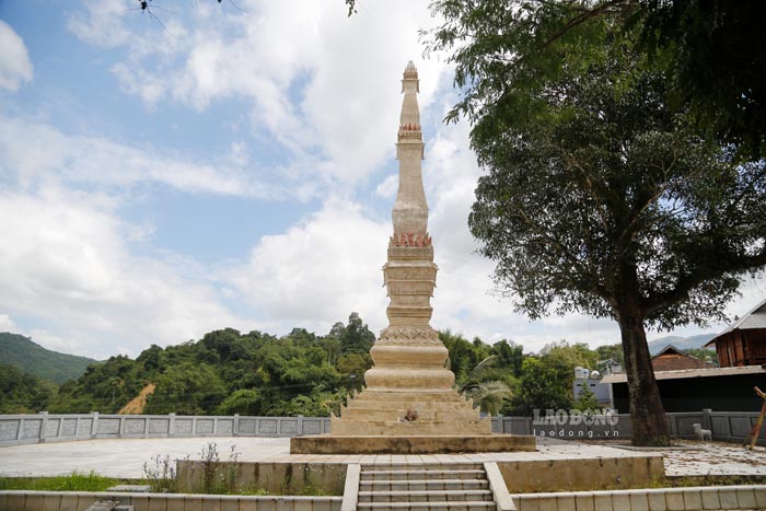 La antigua torre de casi 500 años en Dien Bien lleva el simbolo de la unidad Vietnam-Laos. Foto: Quang Dat