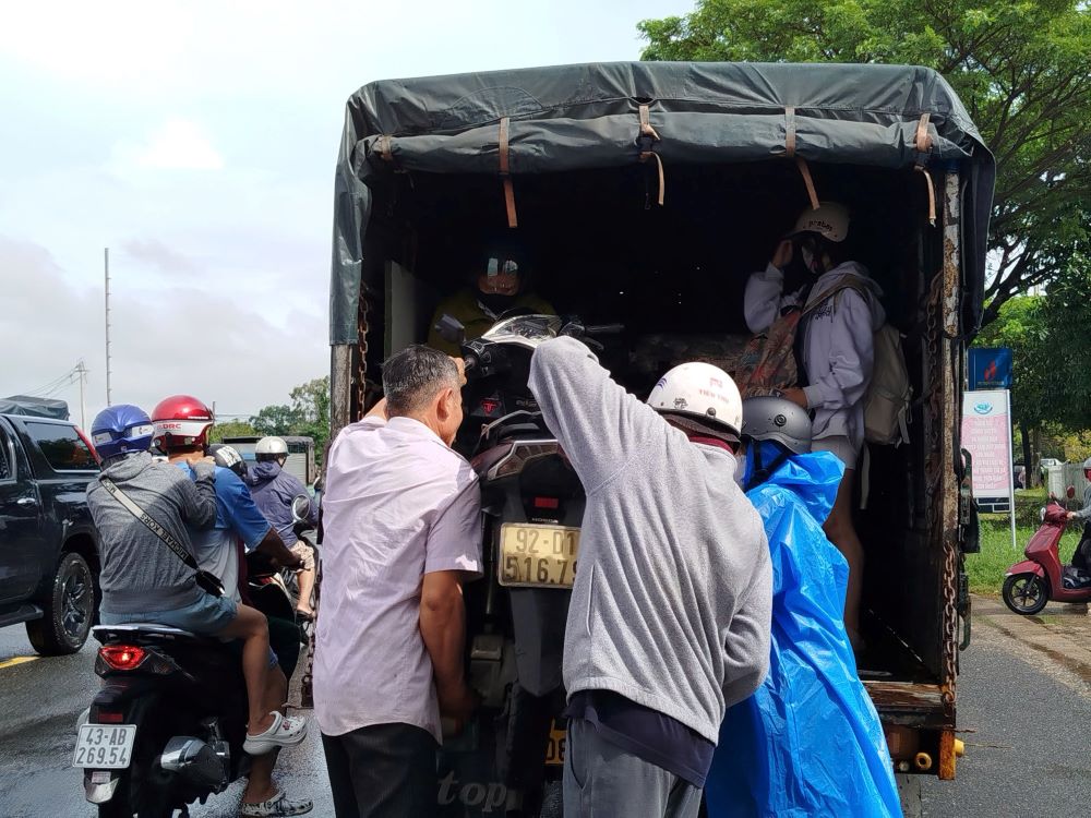 다낭 시민들이 깊은 침수 지역을 안전하게 헤쳐나갈 수 있도록 돕는 0동 차량. 사진: Tran Thi