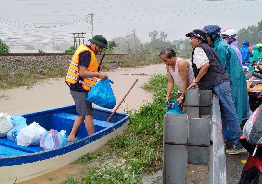 Cano, thuyen, ghe cua nguoi dan duoc ho tro van chuyen luong thuc vao khu vuc co lap. Anh: Tran Thi
