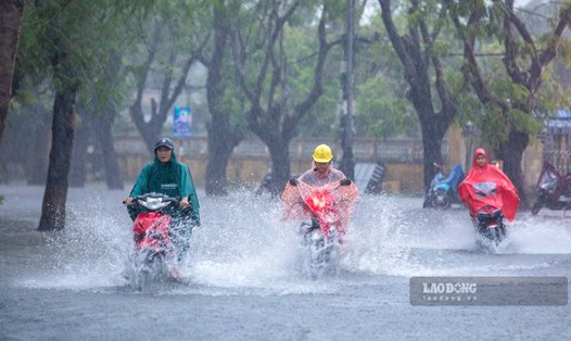 Dự báo mưa lớn tiếp diễn ở các tỉnh Trung Bộ trong những ngày tới. Ảnh: Nguyễn Luân