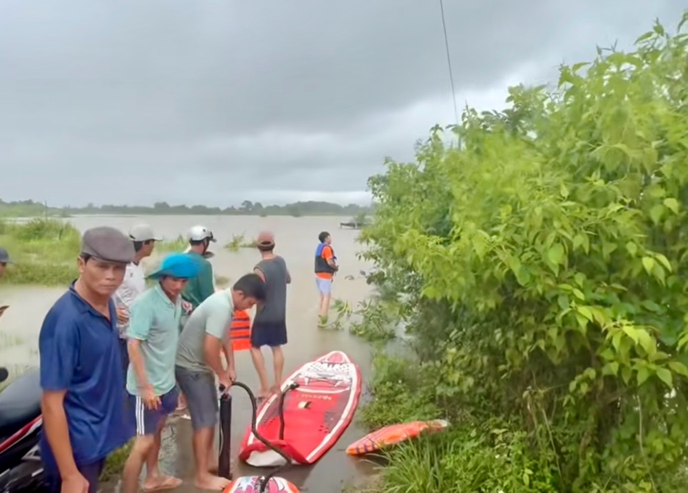 Cuu ho cac ho dan dang bi nuoc ngap co lap. Anh: Duy Tuan 