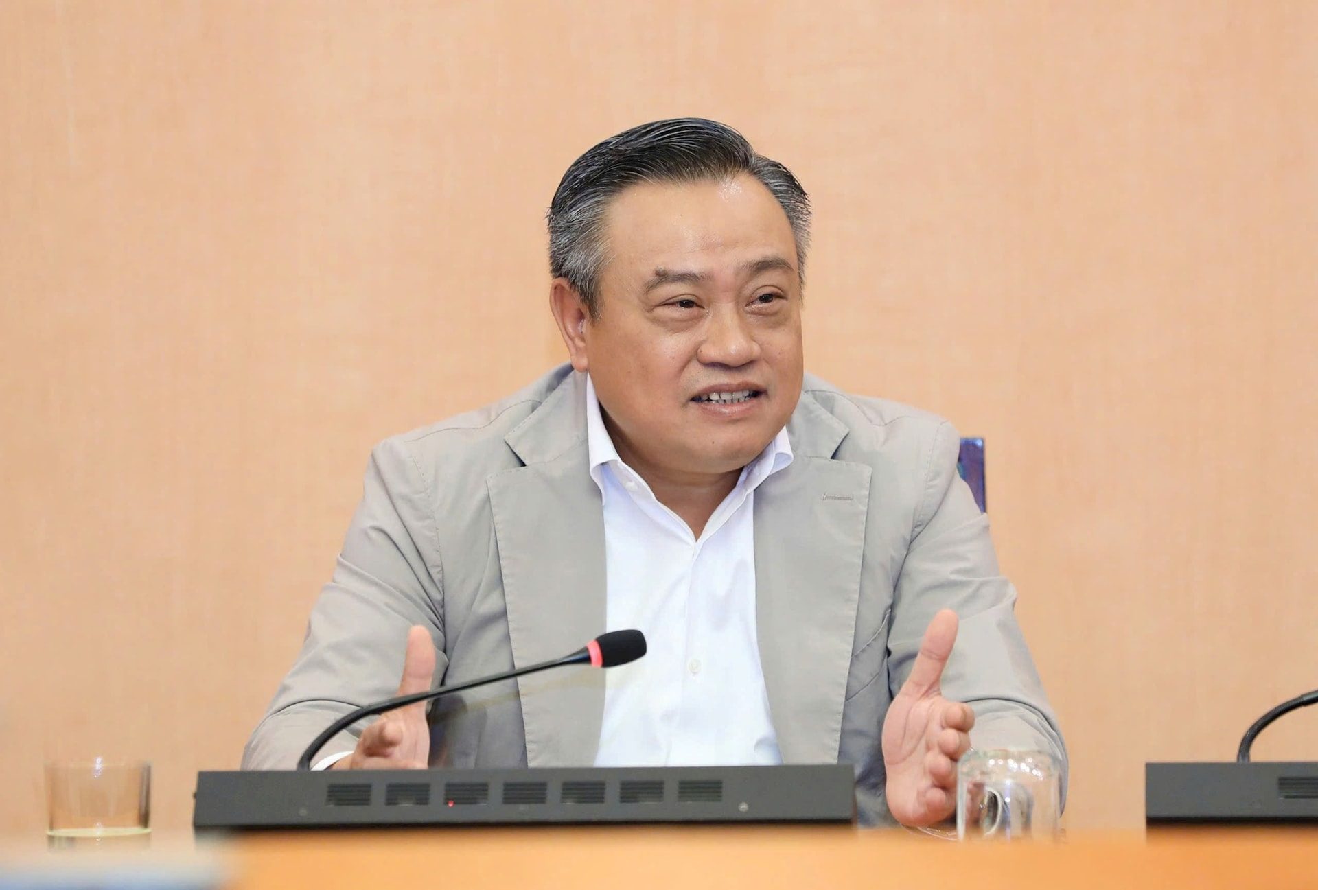 Chu tich UBND thanh pho Ha Noi Tran Sy Thanh chu tri va phat bieu tai cuoc hop. Anh: Le Hai