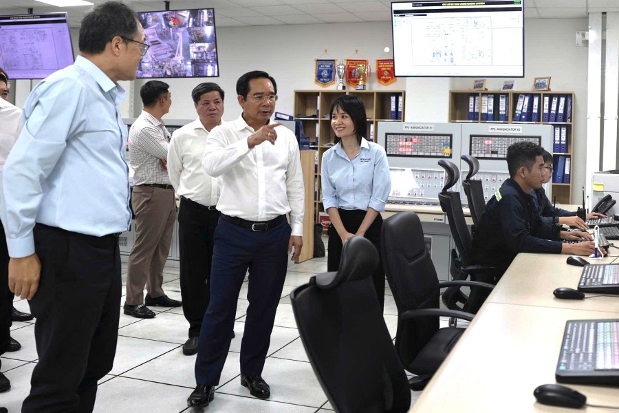 Ong Nguyen Van Duoc - Chu tich UBND TPHCM - tham va lam viec voi Cong ty TNHH Hoa Chat Hyosung Vina. Anh: Thanh An