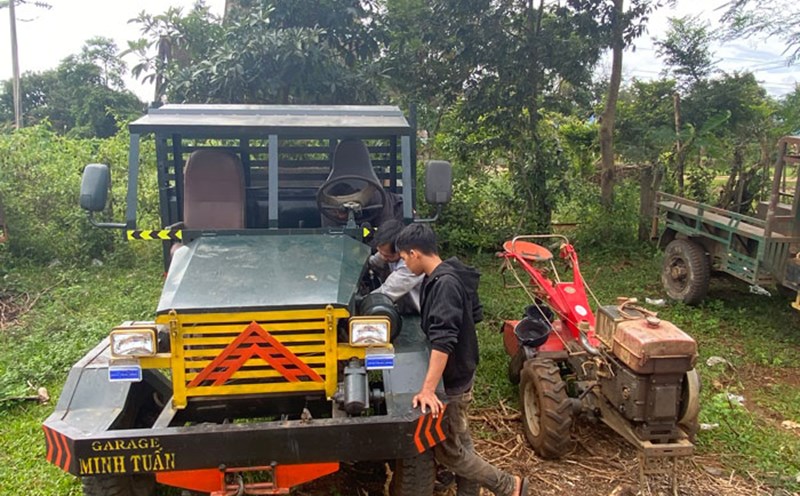 Many young workers need to be trained in electrical skills, learn agricultural machinery repair to serve production. Photo: Phong Lan