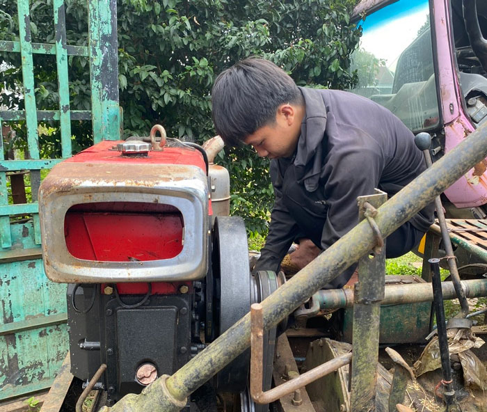 Nhu cau nguoi dan can sua may nong nghiep vao vu mua rat lon. Anh: Phong Lan