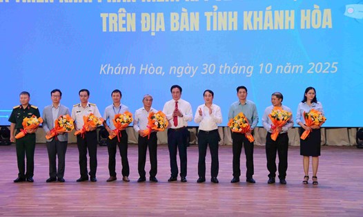 Lãnh đạo tỉnh Khánh Hòa ra quân đợt cao điểm đưa tổ hỗ trợ chuyển đổi số về cơ sở. Ảnh: Thanh Thúy