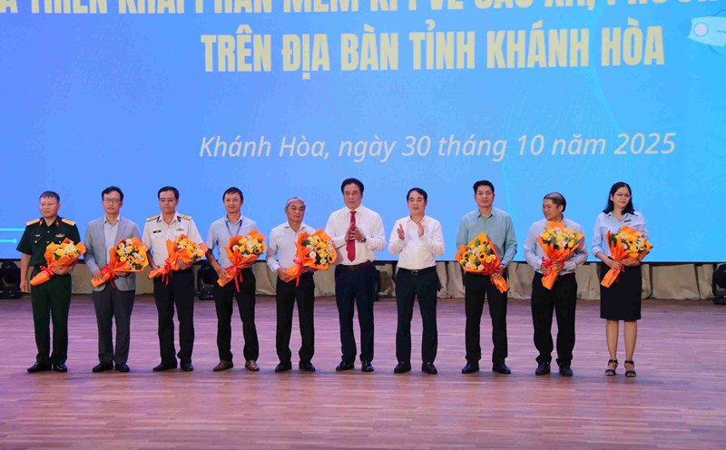 Khanh Hoa provincial leaders launched a peak period of bringing the digital transformation support team to the grassroots. Photo: Thanh Thuy