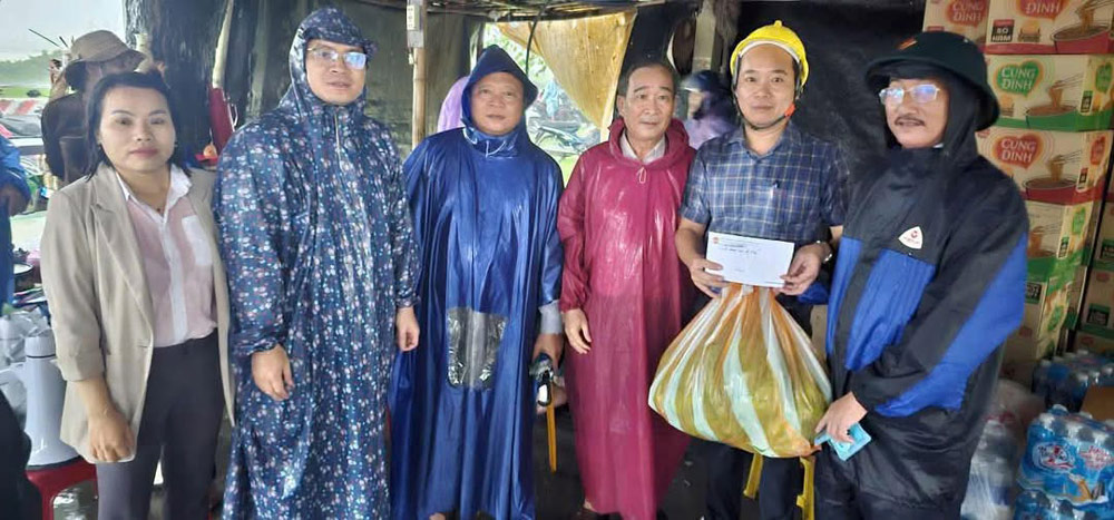 Ngu Hanh Son Ward Trade Union, Da Nang visited and encouraged on-site forces to support people. Photo: Da Nang Trade Union