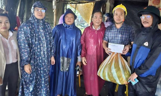 Công đoàn phường Ngũ Hành Sơn, Đà Nẵng thăm, động viên lực lượng ứng trực tại chỗ hỗ trợ dân. Ảnh: Công đoàn Đà Nẵng