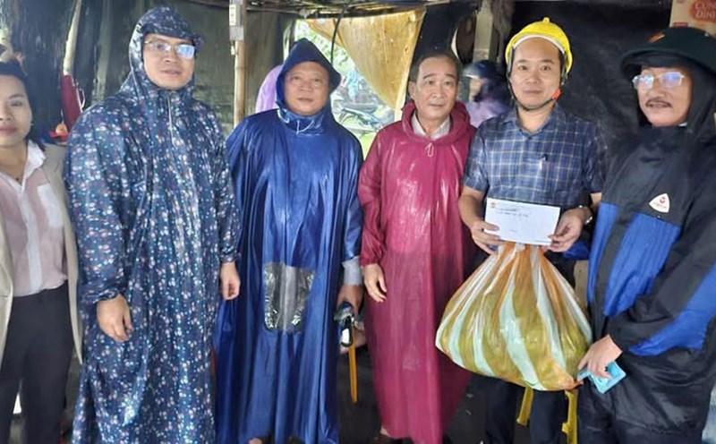 Ngu Hanh Son Ward Trade Union, Da Nang visited and encouraged on-site forces to support people. Photo: Da Nang Trade Union