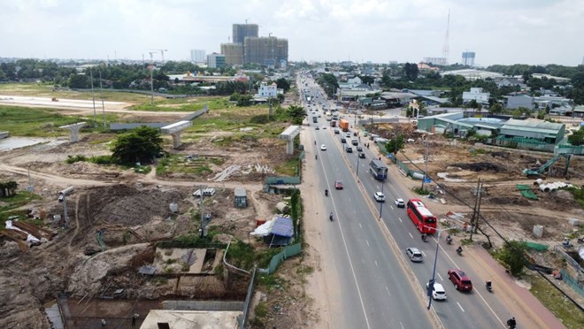 Can dau tu xay dung 3 cau vuot va 2 ham chui de Quoc lo 13 thoat canh un tac. Anh: Dinh Trong