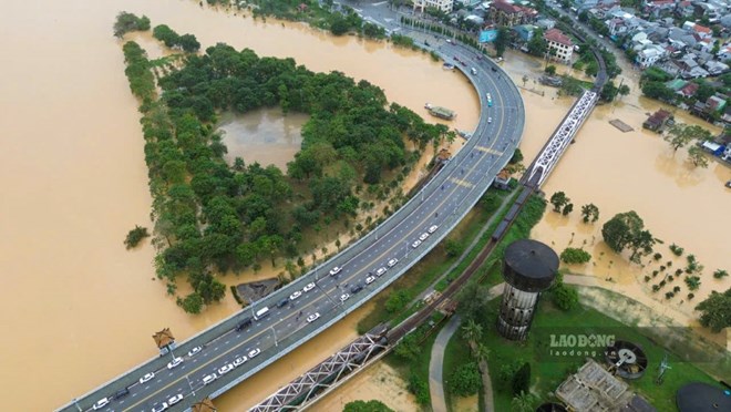 En la mañana del 30 de octubre el agua del rio Huong en la ciudad de Hue se retiro pero aun estaba en un nivel alto. Foto: Nguyen Luan.