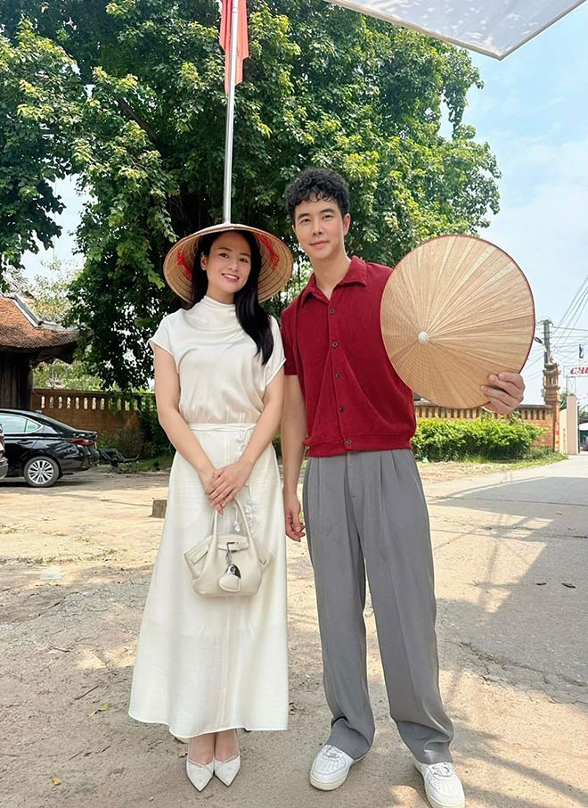 Duc Hieu va Viet Hoa trong hau truong canh quay Dung va Ngan hen nhau di an bua sang. Anh: VFC