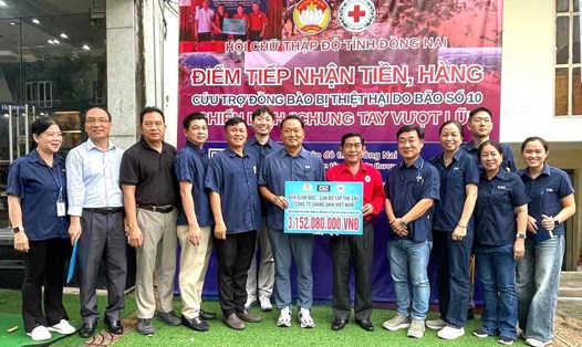 Công ty TNHH Changshin Việt Nam trao hơn 3 tỉ đồng hỗ trợ người dân bị ảnh hưởng do bão lũ. Ảnh: Công đoàn cung cấp