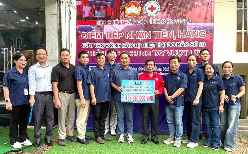 Changshin Vietnam Co. Ltd. entrega mas de 3 mil millones de VND para apoyar a las personas afectadas por las tormentas e inundaciones. Foto: Suministrado por el Sindicato