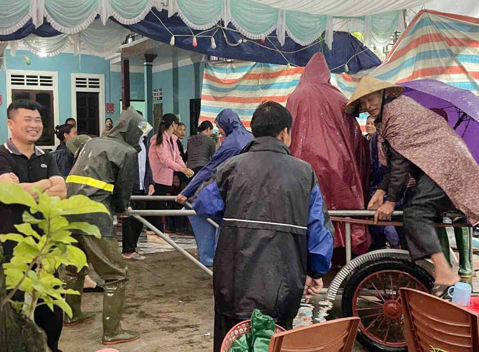 Khach duoc cho vao nha an tiec. Anh: Tuan Hung.