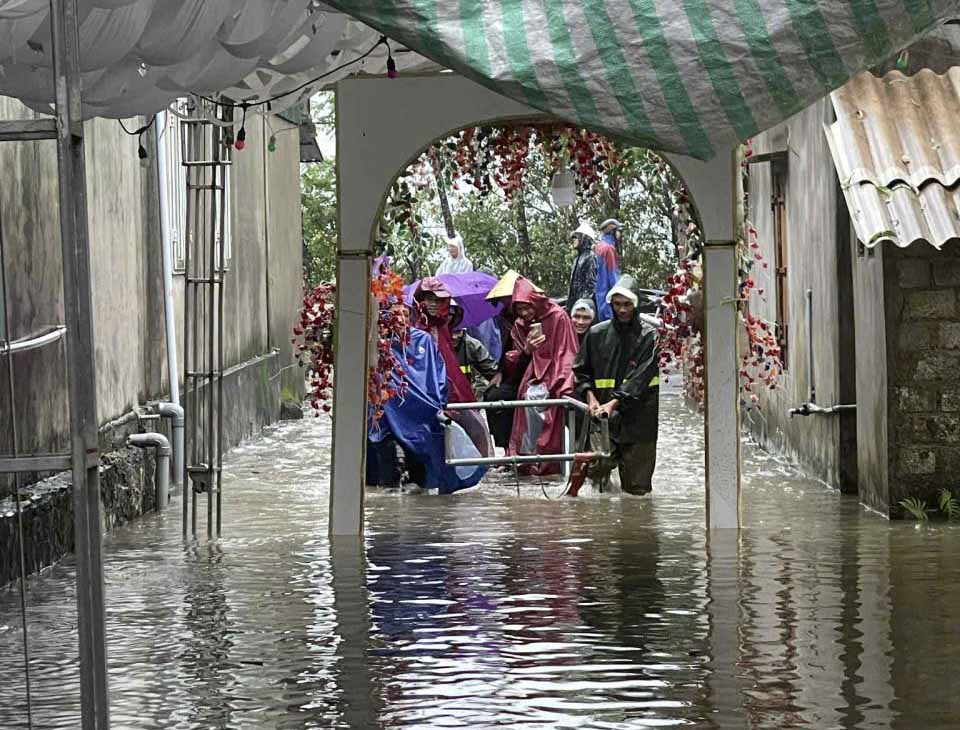 Con ngo bi ngap khien gia chu dung xe keo cho khach vao nha an tiec. Anh: Tuan Hung.