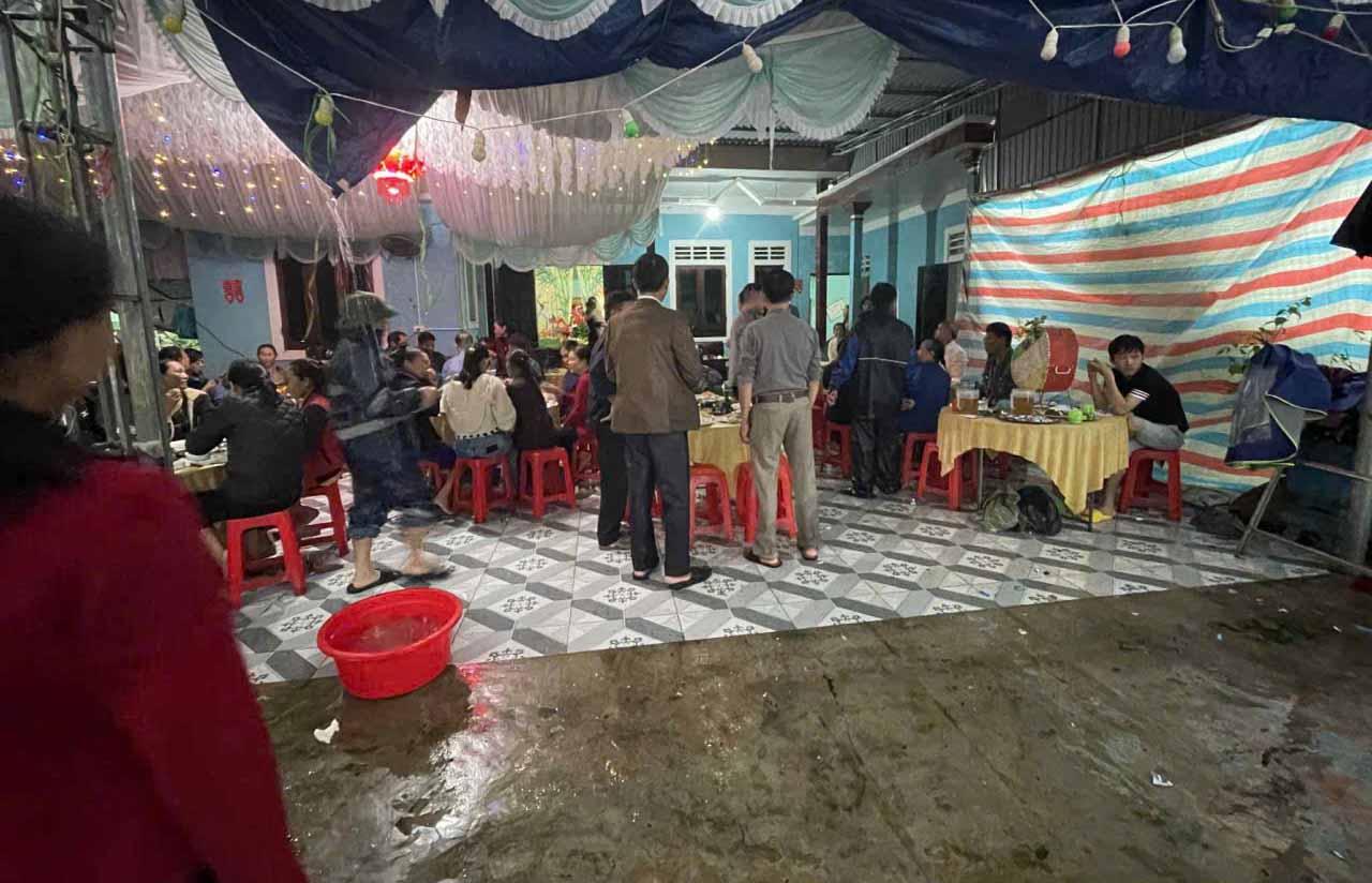 Ban tiec don san trong san nha cho khach. Anh: Tuan Hung.