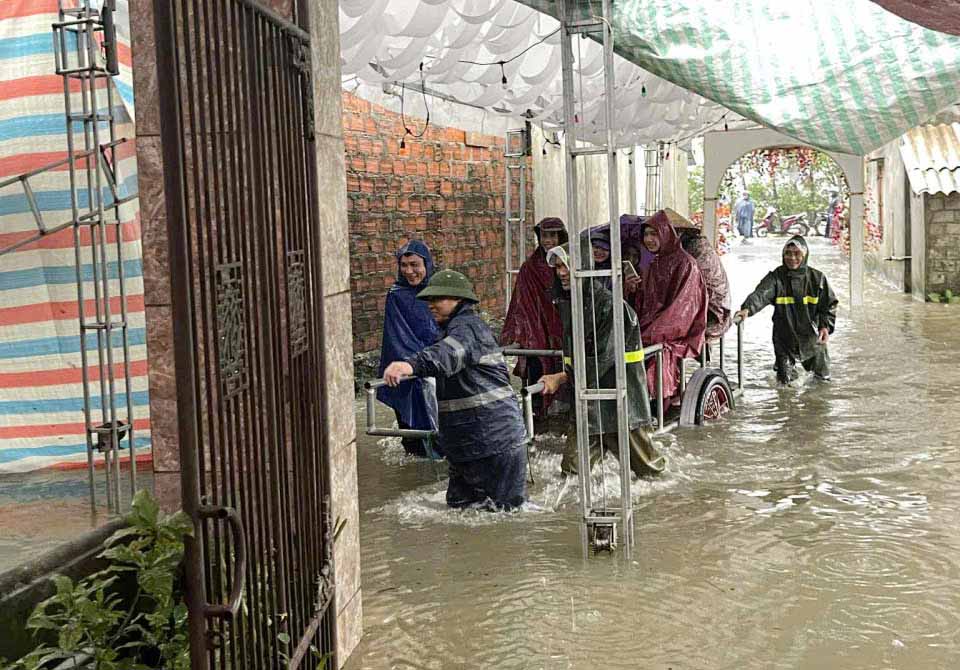 Using a trailer to transport guests to a wedding party at Mr. L's family in Cam Hung commune, Ha Tinh province. Photo: Tuan Hung.
