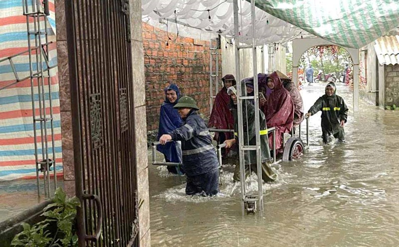 Using a trailer to transport guests to a wedding party at Mr. L's family in Cam Hung commune, Ha Tinh province. Photo: Tuan Hung.