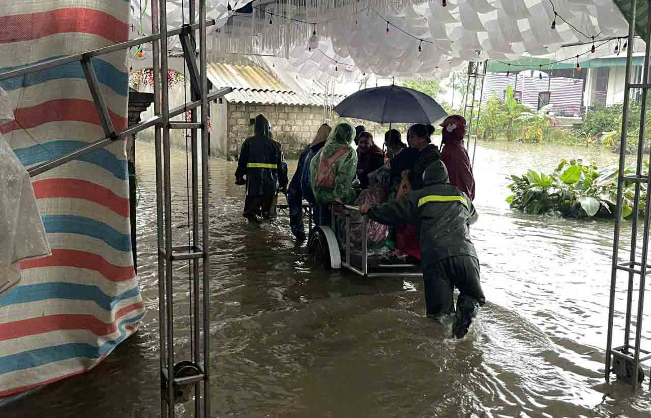 An co xong, gia chu lai chu dao cho khach ra ve qua con ngo bi ngap. Anh: Tuan Hung.