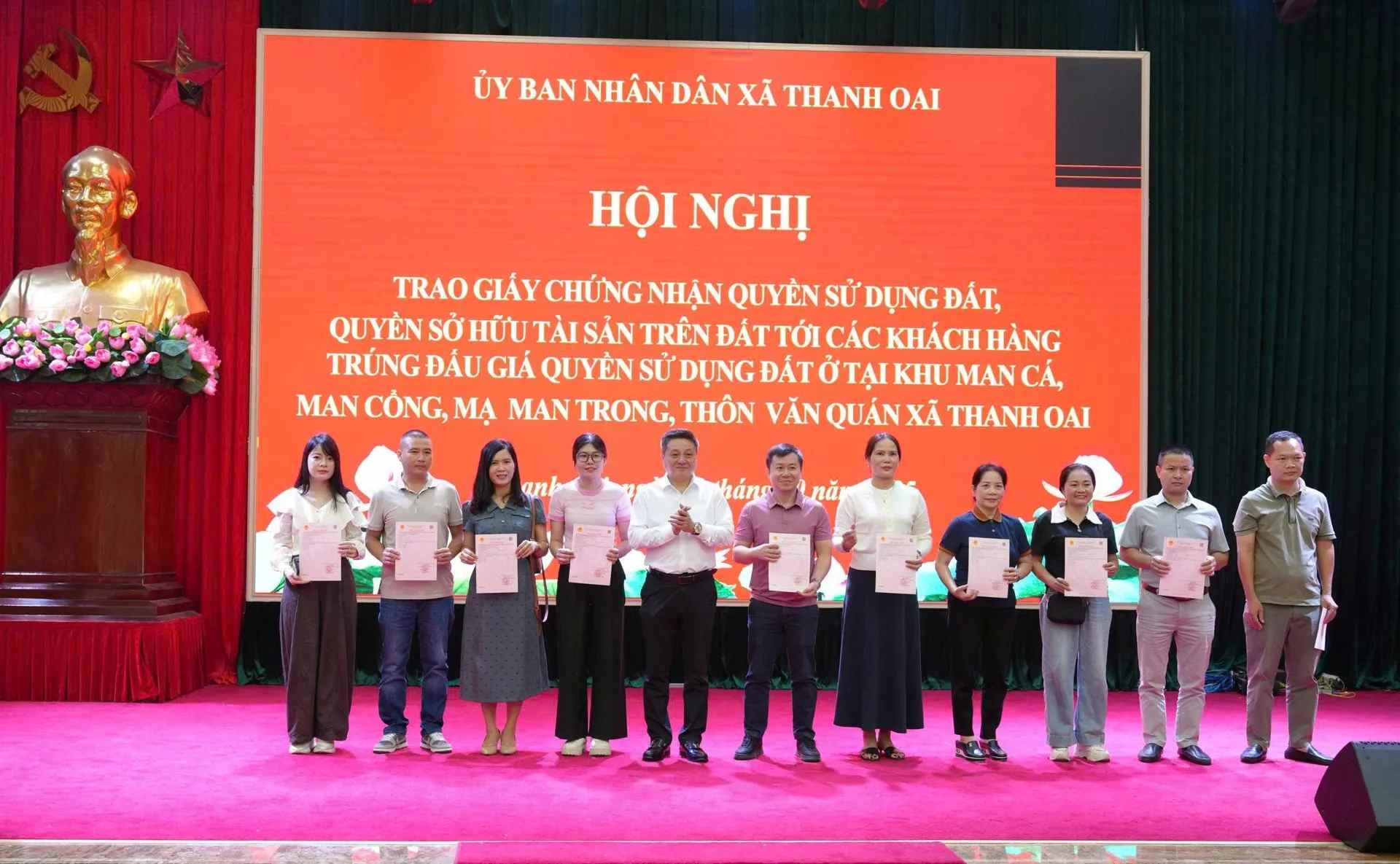 Bi thu Dang uy xa Thanh Oai Bui Hoang Phan trao giay chung nhan quyen su dung dat cho nguoi trung dau gia. 