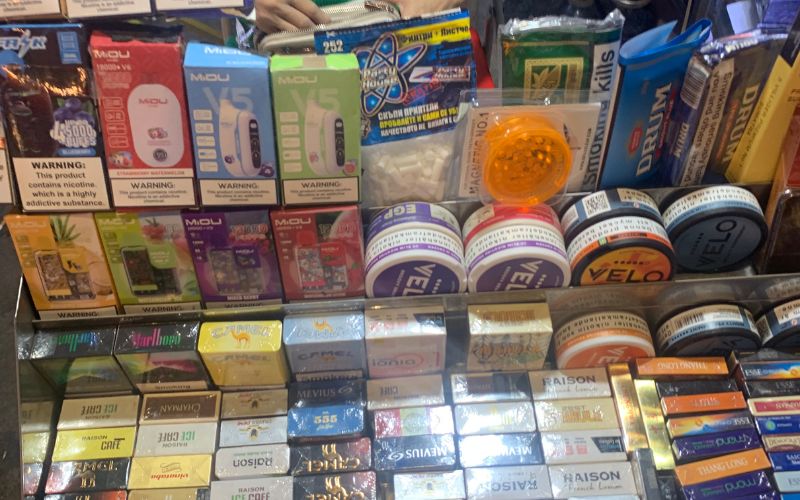 Subject trading in electronic cigarettes on Ta Hien street. Photo: Ngoc Diep