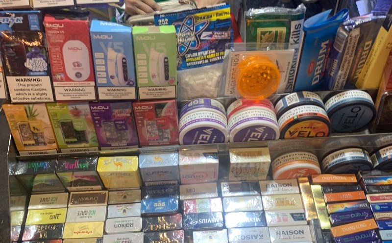 Subject trading in electronic cigarettes on Ta Hien street. Photo: Ngoc Diep