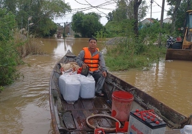 Luc luong ky thuat Viettel tiep can cac khu vuc ngap sau o Da Nang  de ung cuu thong tin 